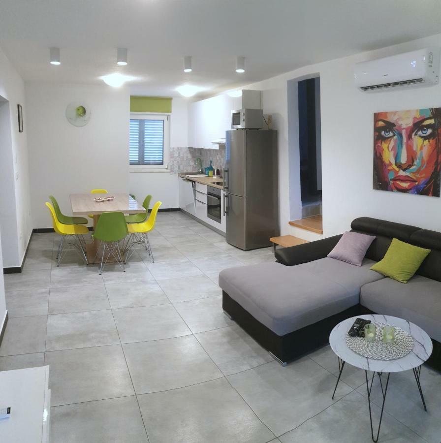 Villa Freya - Vacation House Слатине Екстериор снимка